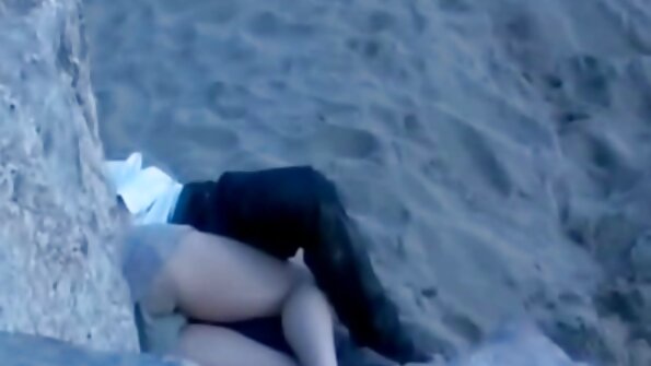 Rjavolaska s seksi rit je zajebal trd velik gred