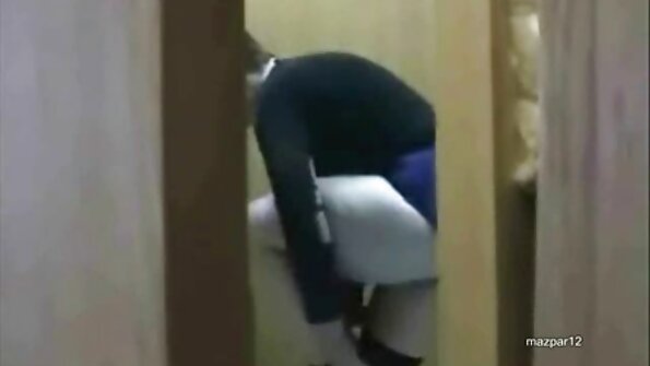 Snežni zajček v škornjih, ki pozimi poka na prostem