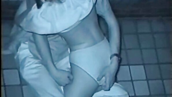 Prilagodljiva Kelsi Monroe nosi pete s platformo in uživa v velikem tiču