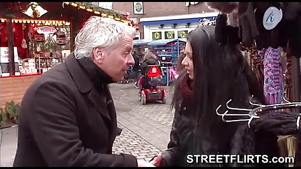 Vroča kurba se v gangbangu zajebe več fantov hkrati